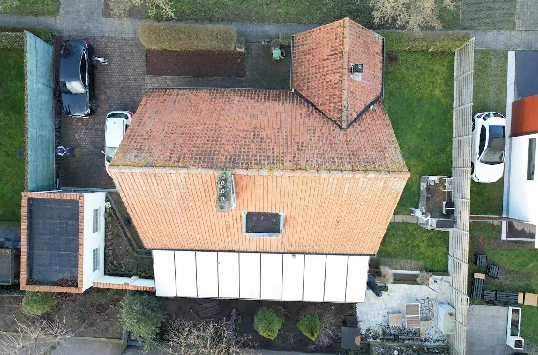 Dak voor renovatie — rode dakpannen