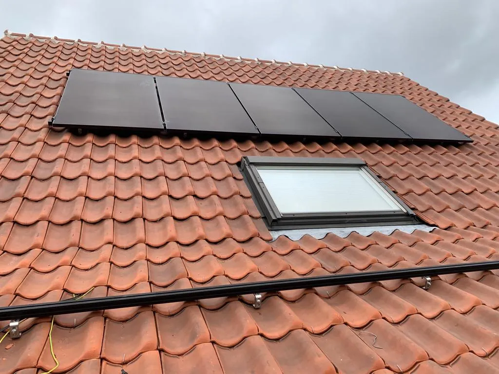 Realisatie zonnepanelen op hellend dak met dakvenster