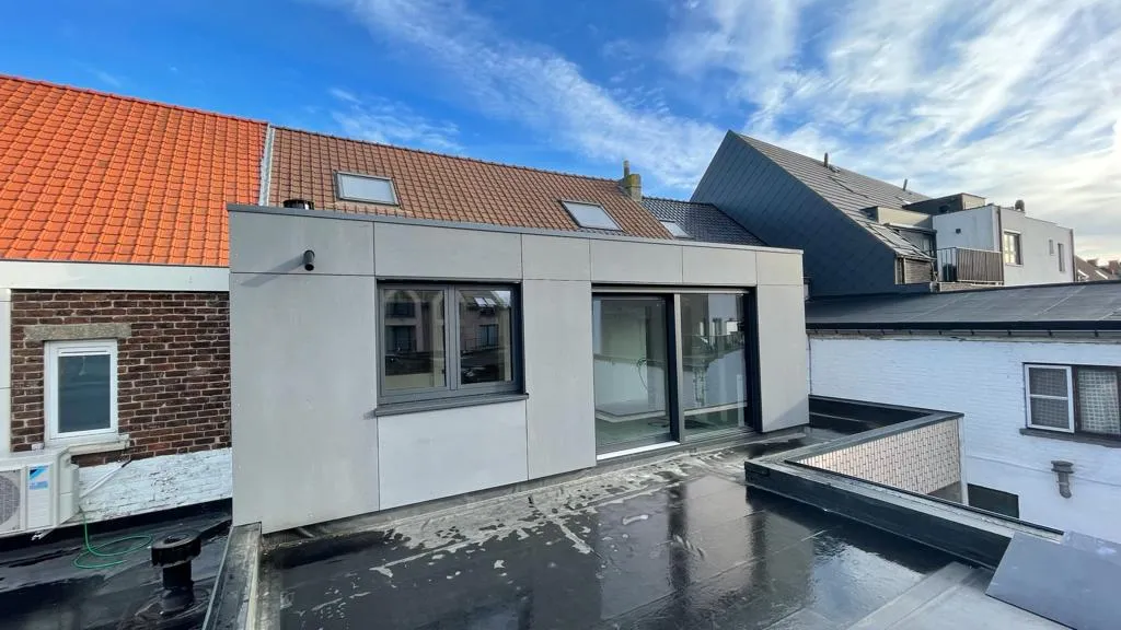 Realisatie plat dak met dakopbouw en gevelbekleding