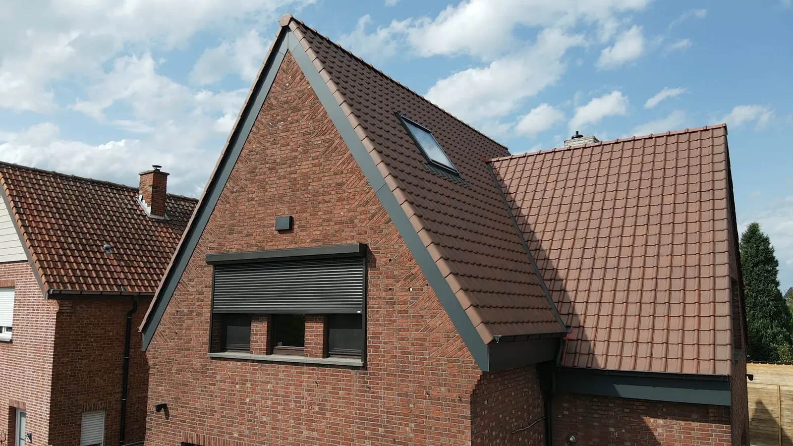 Realisatie hellend dak, bungalow met antracietkleurige dakpannen